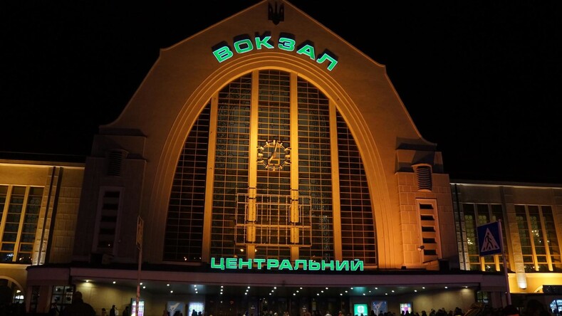 Чем отличается вокзал в Киеве от Киевского вокзала в Москве? Смотрим.