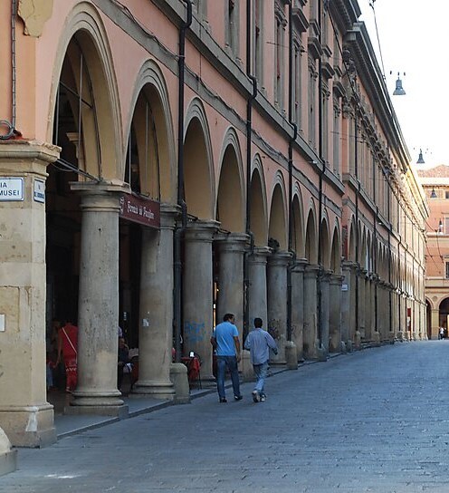 С внешней стороны палаццо Архигимназио смотрится как обычный болонский портик.