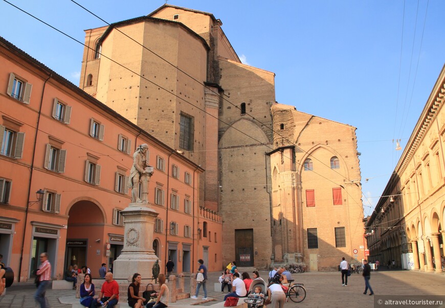 Площадь Гальвани. Справа - здание Архигимназии, по центру - базилика Св. Петронио.