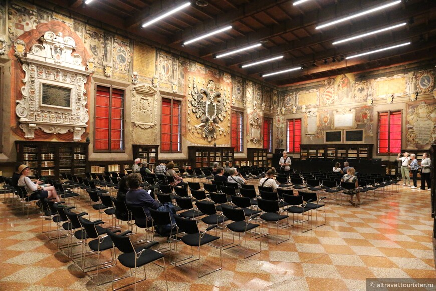 Aula Magna dei Legisti (Большой зал юристов), он же зал «Стабат Матер». Сейчас в нем проводят выставки, концерты и прочие культурные мероприятия.