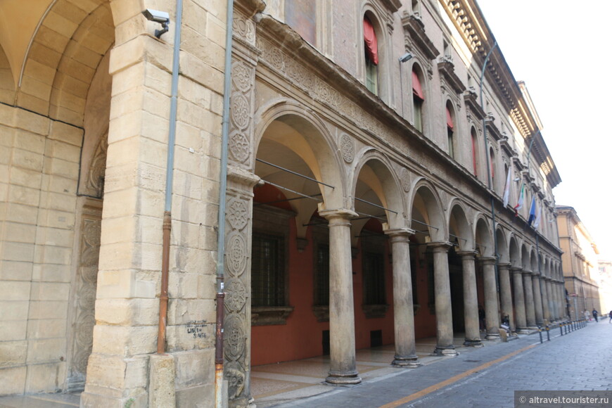 Палаццо Погги - именно здесь, начиная с 1803 года и по сей день, обитает Болонский университет.