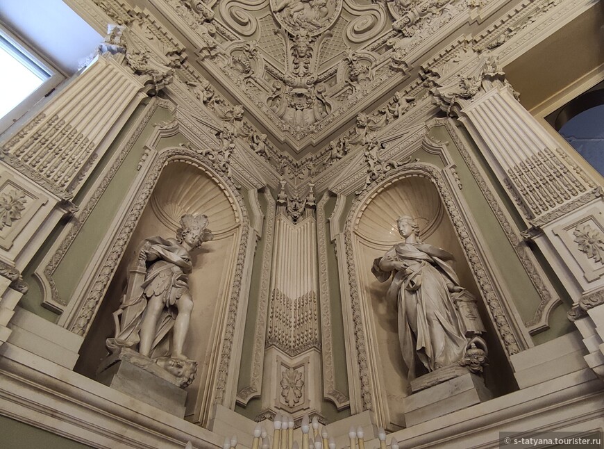 В нишах стен лестницы установлены мраморные скульптуры неизвестного итальянского мастера 18 века, которые представляют аллегории четырех сторон света.

