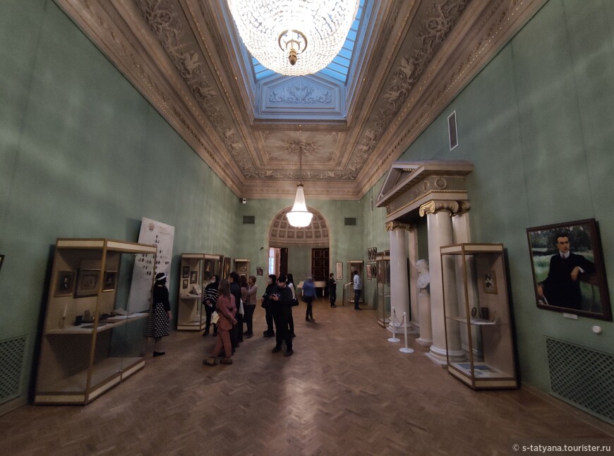 В конце 19 века Николаевский зал был реконструирован, в результате чего здесь появилось световое окно на потолке.
