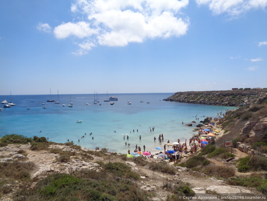 Красивый пляж Кала Адзурра, на острове Фавиньяна, вблизи Сицилии