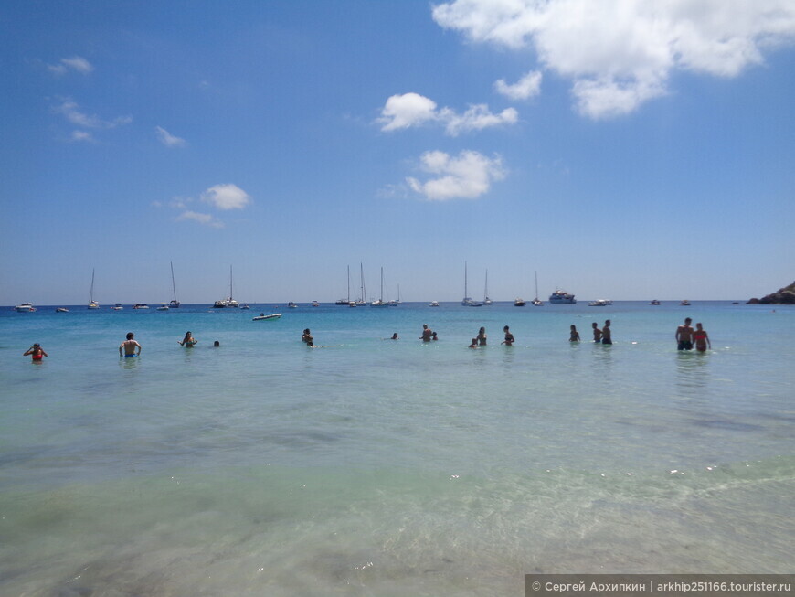 Красивый пляж Кала Адзурра, на острове Фавиньяна, вблизи Сицилии