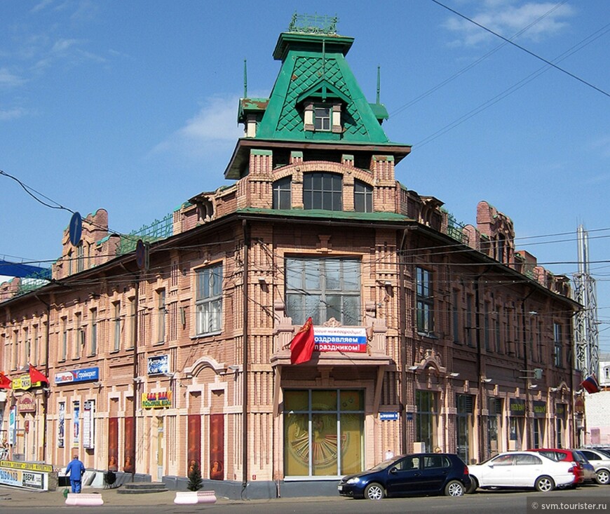 Здание доходного дома И.Дорожнова-А.Теребилина.Построен в 1911-13 годах в стиле рационалистического модерна с национальным русским колоритом.В советское время здание было приспособлено под хлебозавод.В 2003 году после ремонта здесь открылся универмаг-Гордеевский.