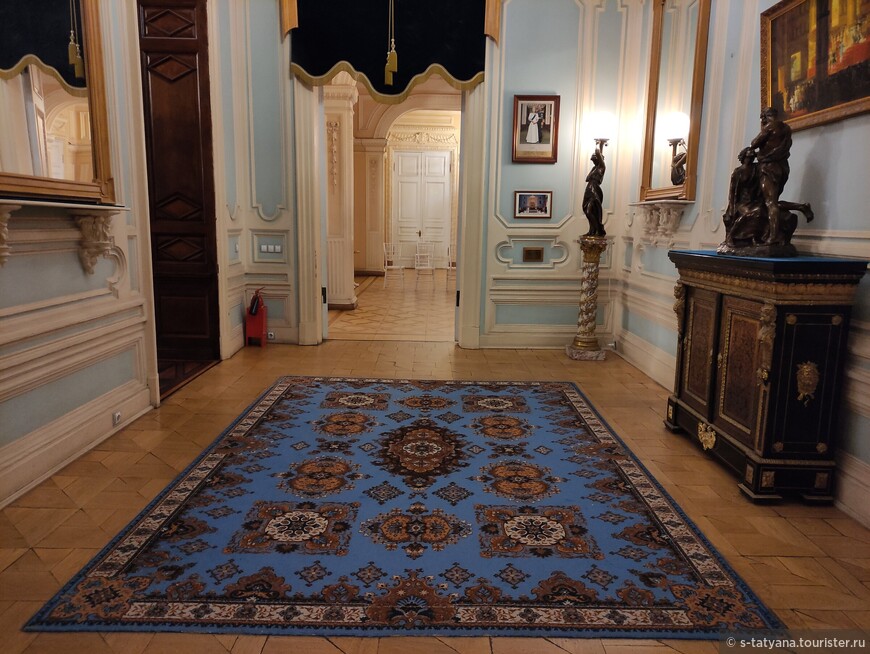 В этом коридоре пол достаточно скромный, его украсили ковром.