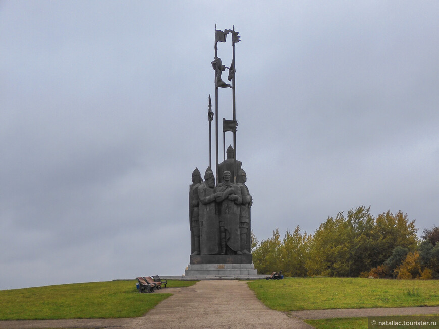 Монумент в память о ледовом побоище на Чудском озере
