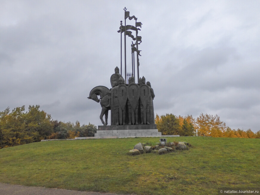 Монумент в память о ледовом побоище на Чудском озере
