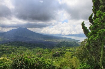 С Бали депортировали блогера, позировавшего обнажённым на священном вулкане