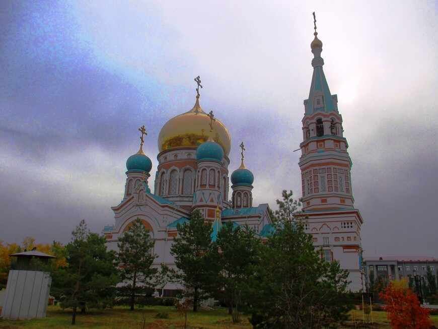 Свято-Успенский кафедральный собор был построен в 1898 г., в 1935-м, как водится, взорван (( Восстановлен на народные деньги и открыт заново в 2007 г. 