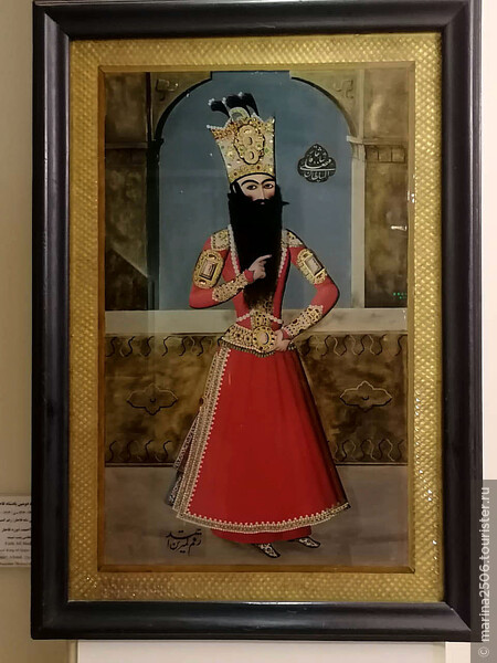 Фетх Али-шах Каджар (1772-1834). Его правление ознаменовалось чередой неудачных войн, однако в истории правитель запомнился многочисленным потомством (260 детей от 1000 жен и наложниц), невероятной бородой и осиной талией!