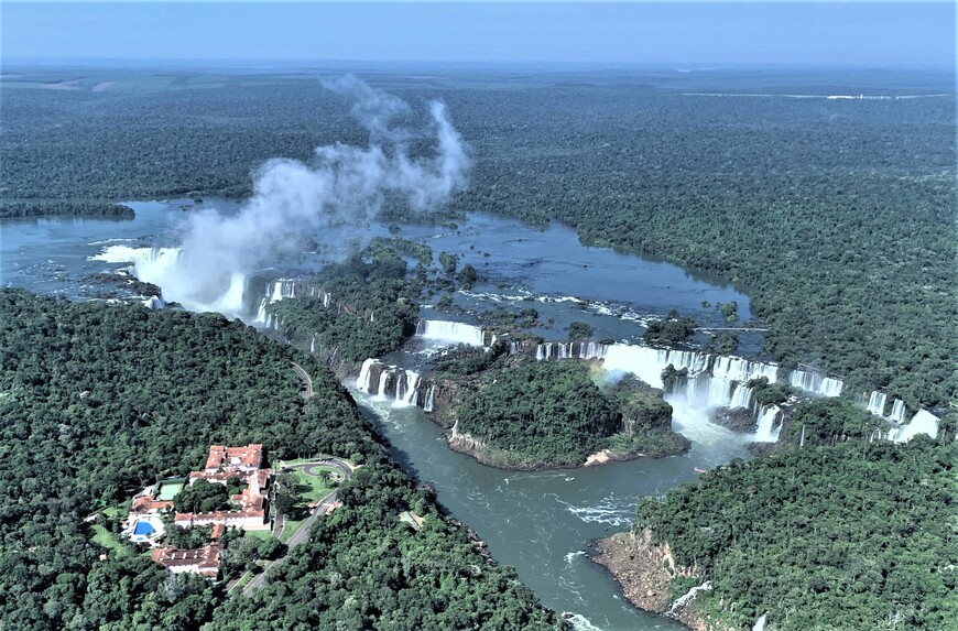 Вот так выглядят водопады Игуасу с вертолета.