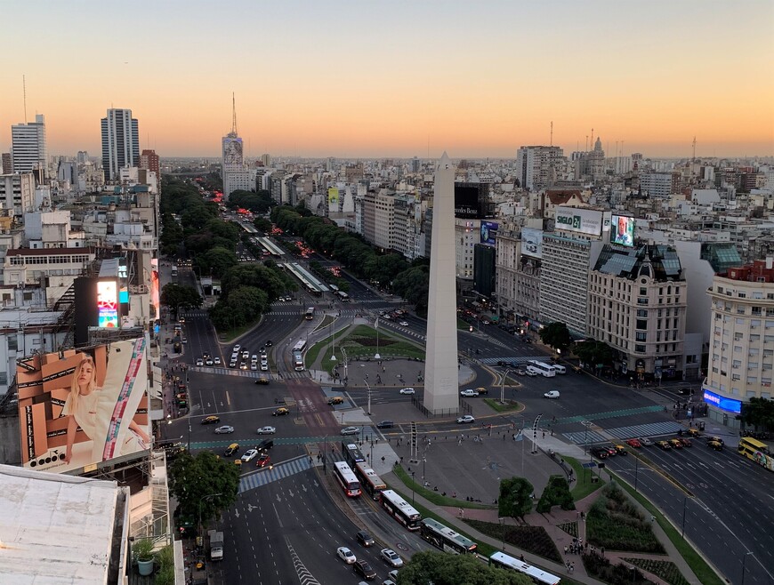 Главный проспект Буэнос-Айреса вечером.