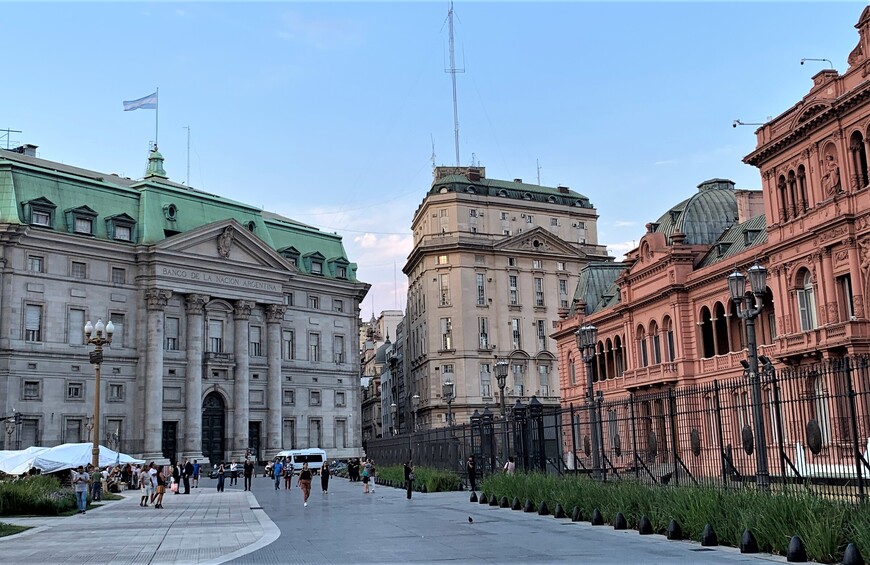Здесь определяют экономическую политику Аргентины: слева - Национальный Банк, справа - Президентский дворец.

