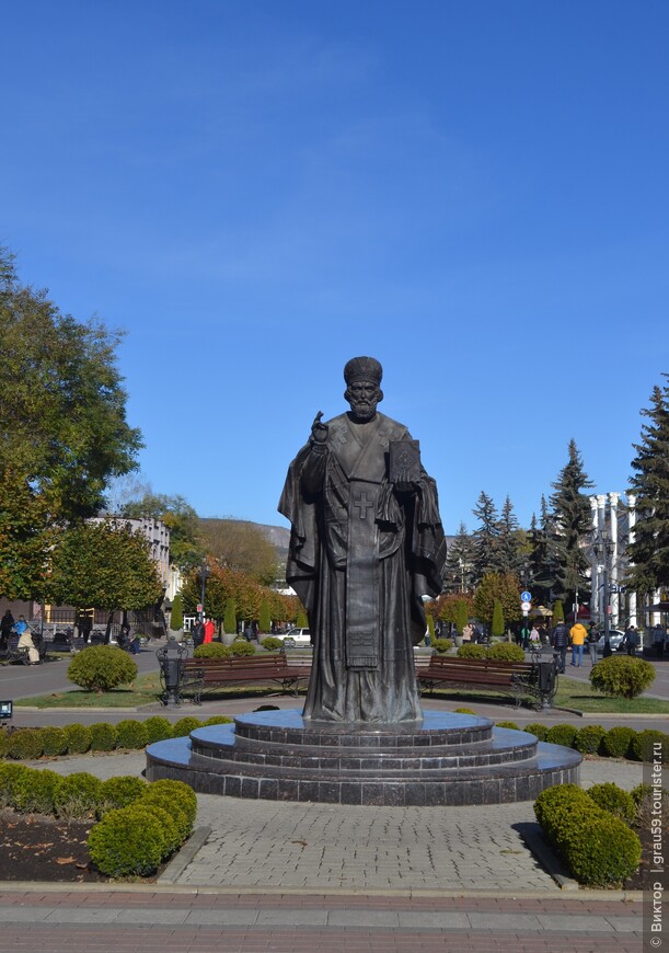 Скульптура Николая Чудотворца на Курортном бульваре Кисловодска