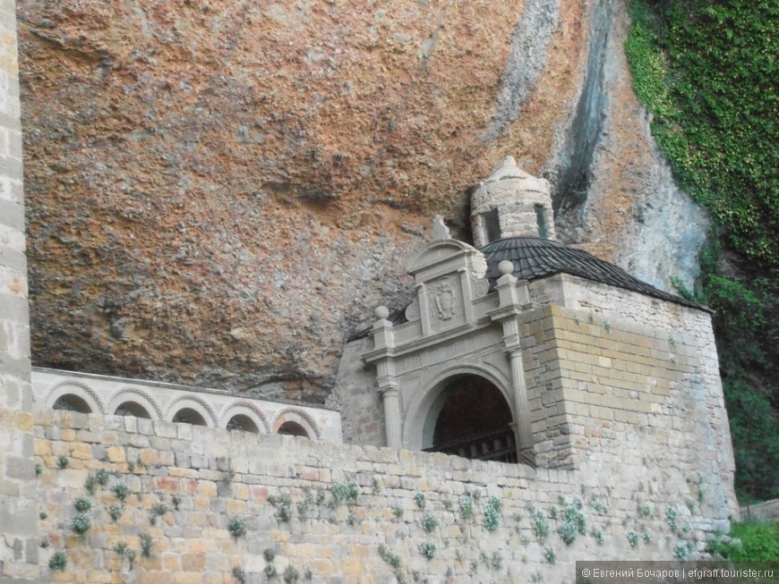Монастырь Сан-Хуан-де-ля-Пенья под скалой (древнейший, в настоящее время - музей)