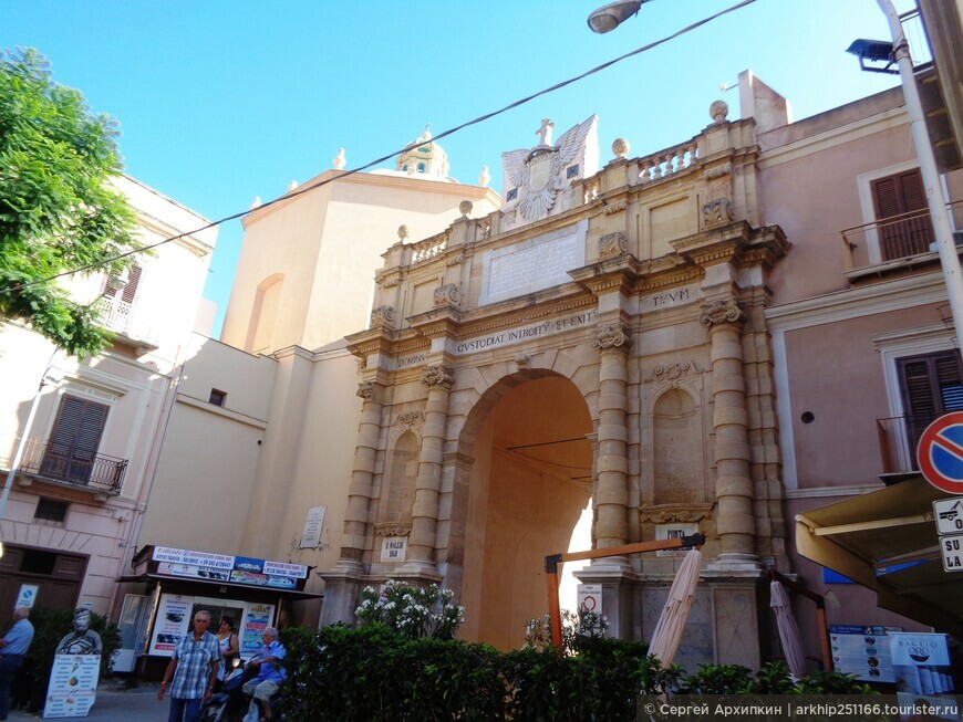 Старинные городские ворота Гарибальди в центре Марсалы — на западе Сицилии
