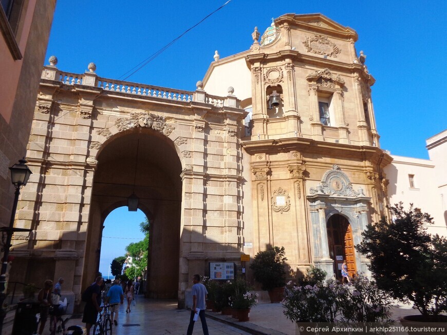Старинные городские ворота Гарибальди в центре Марсалы — на западе Сицилии
