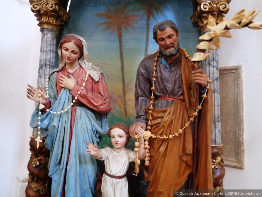 Барочная церковь Сан Франческо с красивыми скульптурами внутри — в Марсале (Западная Сицилия)