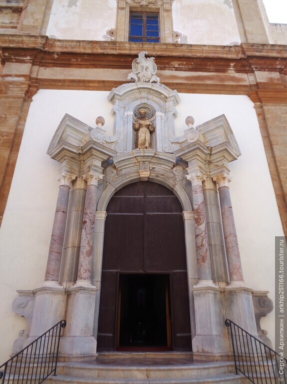 Барочная церковь Сан Франческо с красивыми скульптурами внутри — в Марсале (Западная Сицилия)
