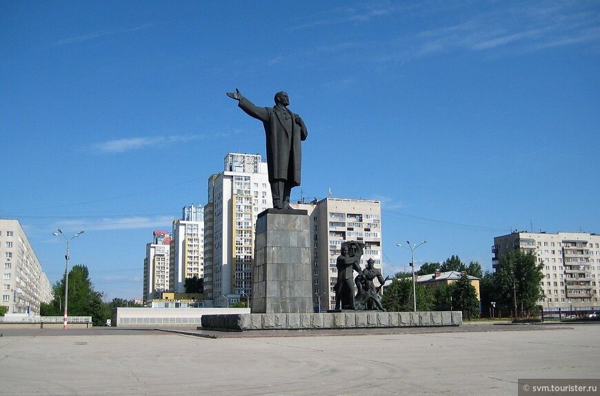 Рядом с памятником В.Ленину располагается композиция состоящая из 4-х бронзовых фигур:рабочий с серпом и молотом в руках и группа красноармейцев,несущая знамя.Открыт в апреле 1970 года.