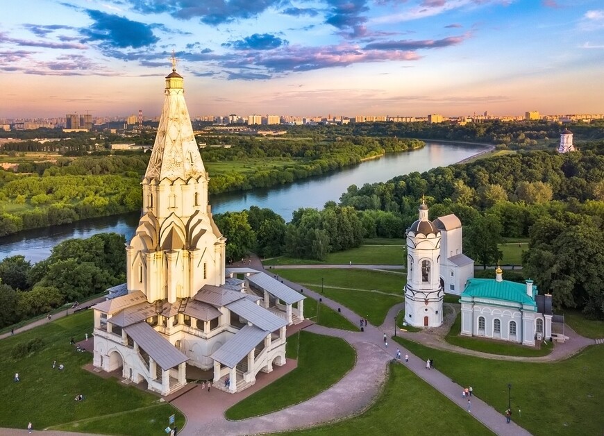 Красивая церковь Вознесения Господня начала 16 века в Коломенском — один из трех объектов Всемирного наследия ЮНЕСКО в Москве