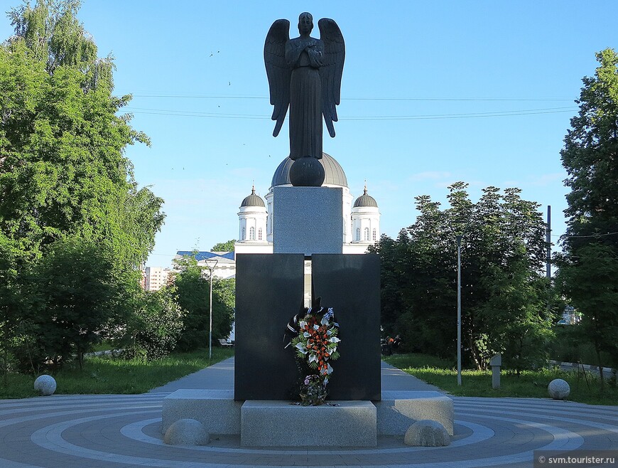 Памятник представляющий из себя двухметровую статую ангела установили в 2009 году.