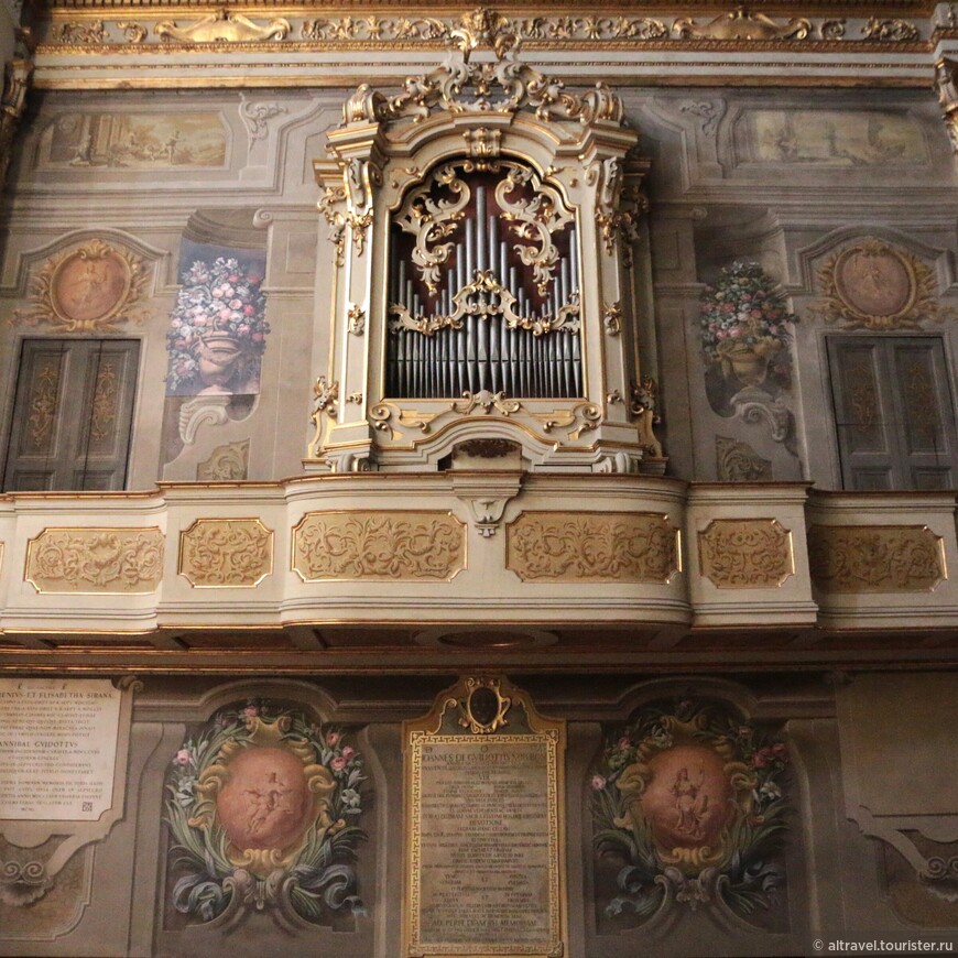 Орган капеллы Розария, на котором в 1769 г. играл 13-летний Моцарт, когда он брал уроки перед экзаменом в Болонской музыкальной академии.