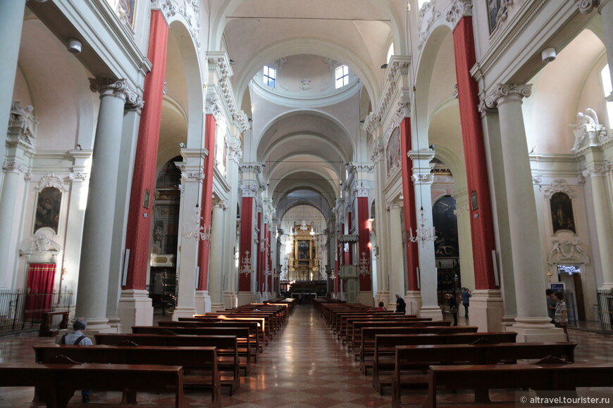 Интерьер базилики оформлен в барочном стиле после реконструкции 1728-31 гг.