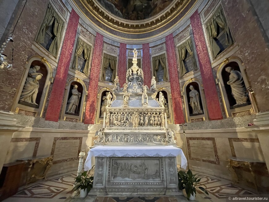 Гробница (ковчег) Св. Доминика (Arca di San Domenico) и статуи добродетелей за ней.