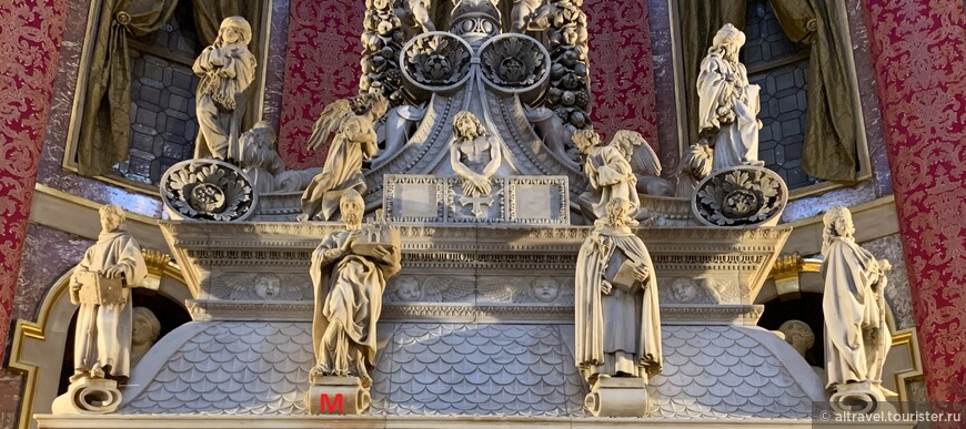 Навершие ковчега - вид спереди. Святые (слева направо): Св.Франциск, Св.Петроний (Микеланджело), Св.Доминик и Св.Флориан.