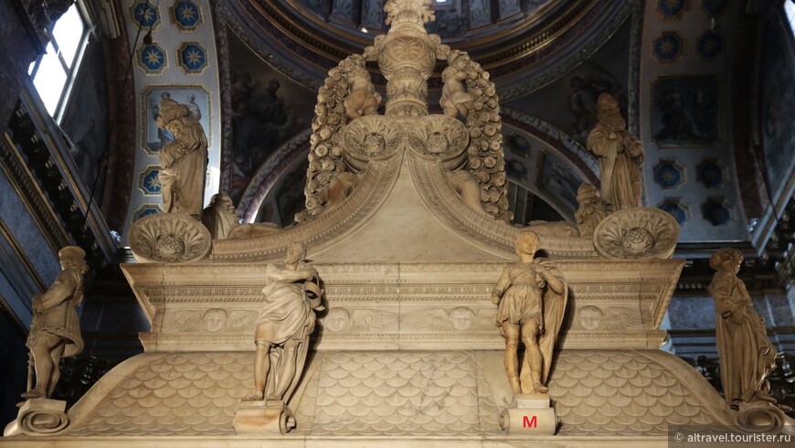 Навершие ковчега - вид сзади. Святые (слева направо): Св.Агрикола, Иоанн Креститель, Св.Прокл (Микеланджело), Св.Виталий.