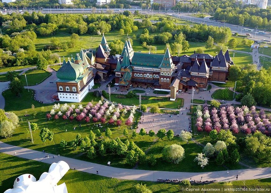 Прекрасное Коломенское - его древние храмы и летний дворец царя Алексея Михайловича.