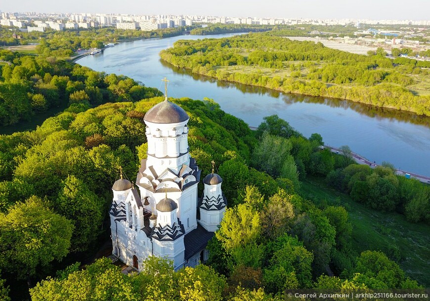 Прекрасное Коломенское - его древние храмы и летний дворец царя Алексея Михайловича.