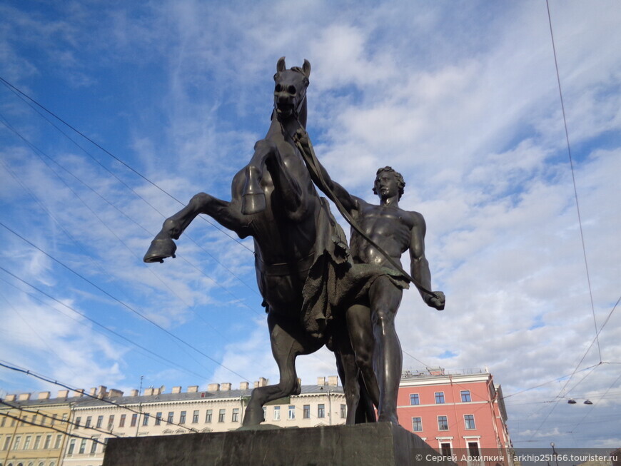 Знаменитый Аничков мост с конными скульптурами Клодта в Санкт-Петербурге