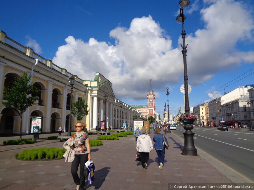 Большой Гостиный двор на Невском проспекте в Санкт-Петербурге