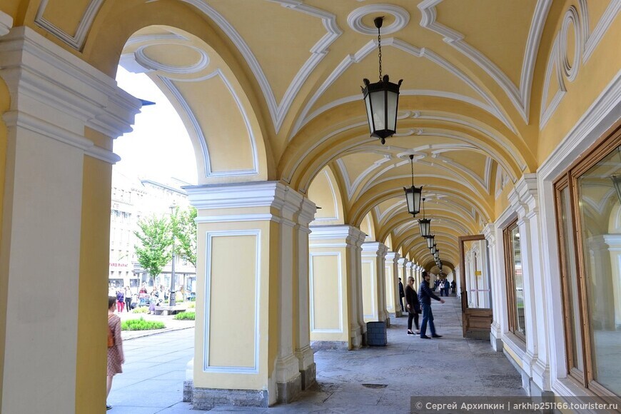 Большой Гостиный двор на Невском проспекте в Санкт-Петербурге