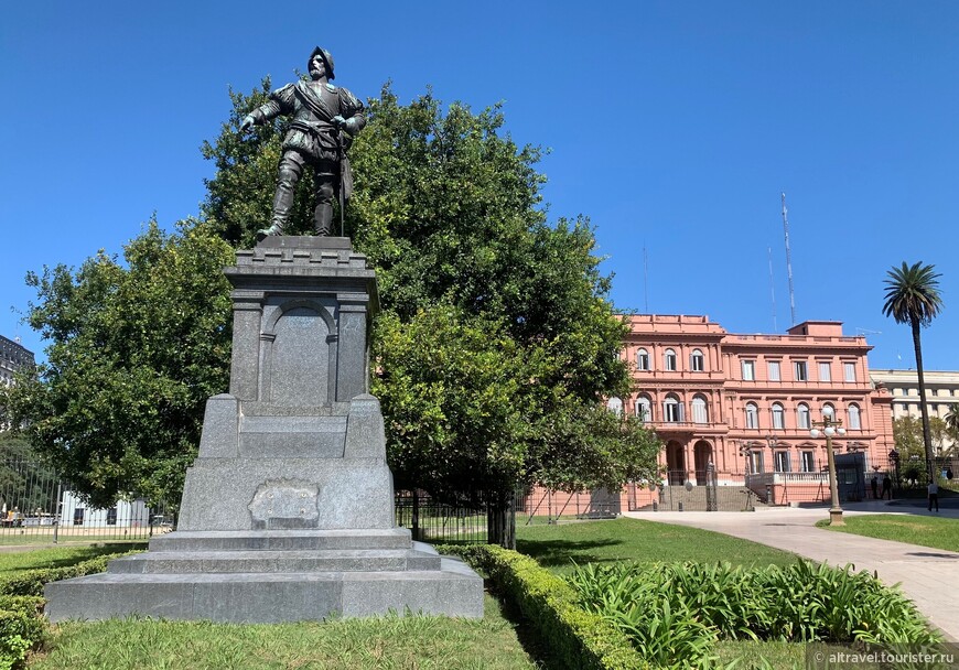 Памятник второму основателю города - Хуану де Гараю. Почему-то табличку с именем с памятника де Гараю удалили. Мы так и не поняли, чем он провинился. На заднем плане - торцевая часть Президентского дворца Каса Росада.