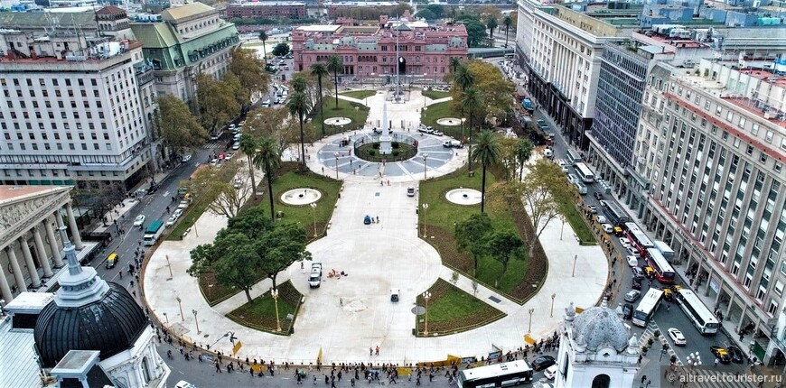 Майская площадь, или Площадь Мая - главная в Буэнос-Айресе и в стране. В 1810 году на ней происходили основные события Майской революции, в честь которой она и была названа. В 1816 году здесь же была провозглашена независимость Аргентины, а в 1860 году — было объявлено о принятии Конституции страны. На заднем плане по центру - Президентский дворец Каса Росада. Справа от него - несколько министерских зданий, слева на дальнем плане - национальный банк Аргентины, в левом нижнем углу - фрагмент Кафедрального собора Буэнос-Айреса. Фото из интернета.