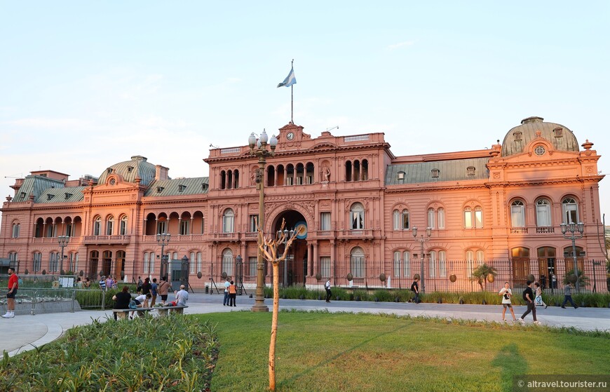 Президентский дворец Каса Росада (т.е. буквально «розовый дом»).