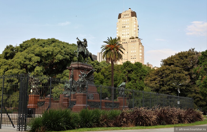 Конную статую Сан-Мартину на этой площади установили в 1862 году.