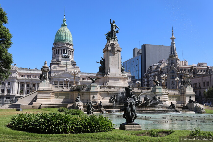 Памятник двум конгрессам. Центральная фигура олицетворяет Республику. Две боковые фигуры представляют ассамблею 1813 года и конгресс 1816 года. Водный фонтан символизирует реку Рио-де-ла-Плата, на которой стоит Буэнос-Айрес, и два ее притока: Уругвай и Парану.
