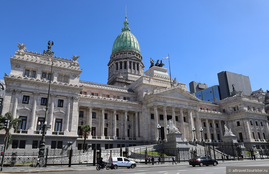 Здание Национального конгресса Аргентины. 1898-1906. Здание проектировали похожим на американский Капитолий (и получилось!:). Туда есть экскурсии для туристов, но надо заранее записываться онлайн.
