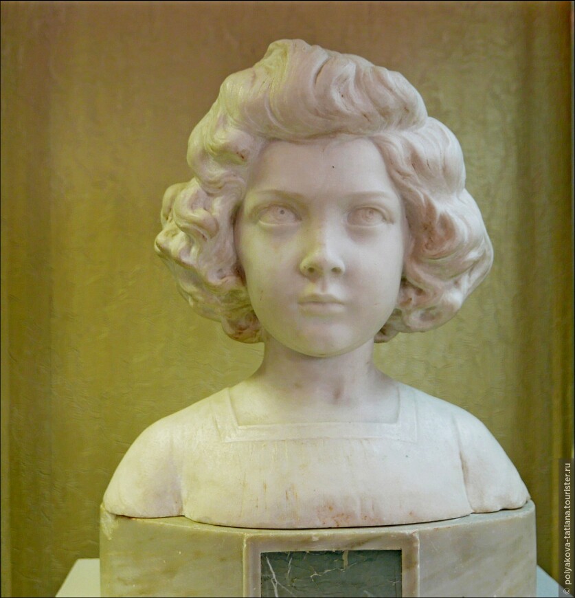 Скульптура Голова девочки Мрамор белый, мрамор серый. XIX век.