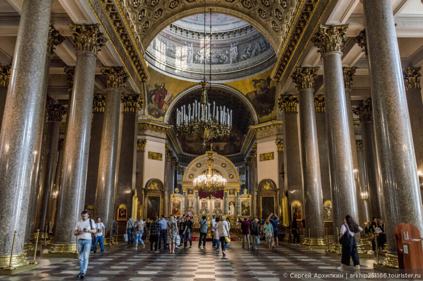 Казанский собор в Санкт-Петербурге — один из самых красивых и грандиозных в России