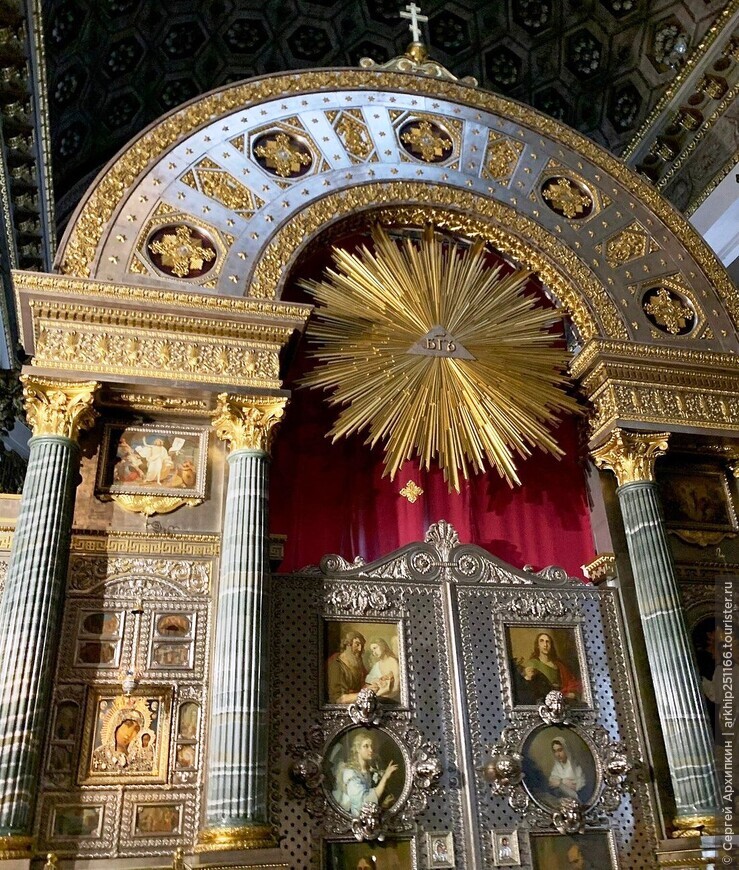 Казанский собор в Санкт-Петербурге — один из самых красивых и грандиозных в России