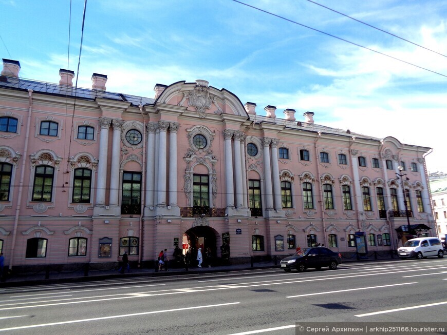 Строгановский дворец (18 века) — украшение Невского проспекта и один из символов Санкт-Петербурга