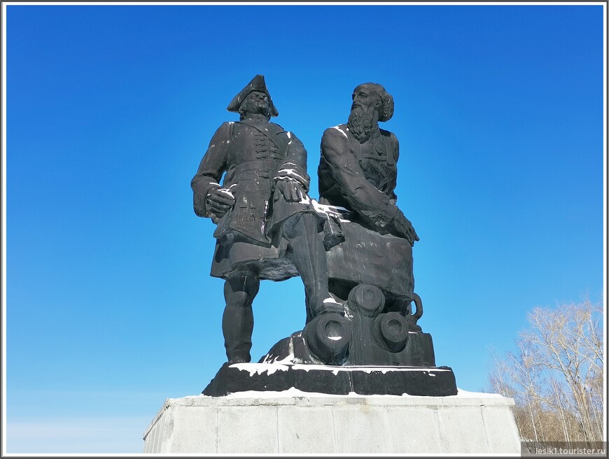 Памятник Петру Первому и Никите Демидову.