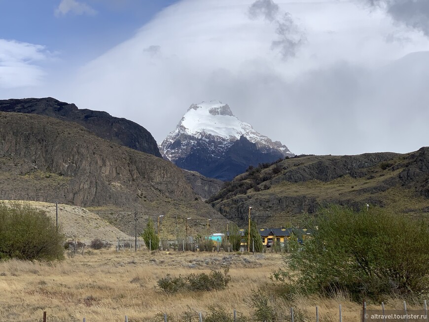 А это уже первое знакомство с горой Серро-Соло. Высотой 2200 м, она стоит особняком (исп. Cerro Solo - «одинокая гора») и её лучше всего видно из Эль-Чальтена.